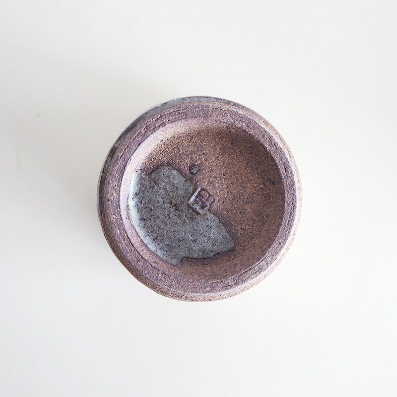 素焼きにアクセントとなる釉薬が掛かっています