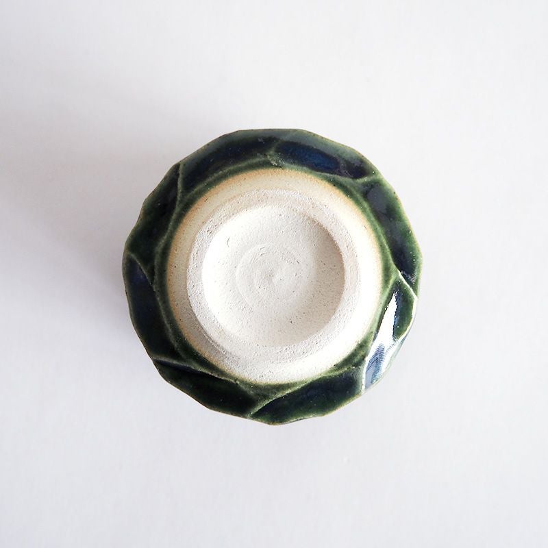 高台の素焼きがアクセントになっています