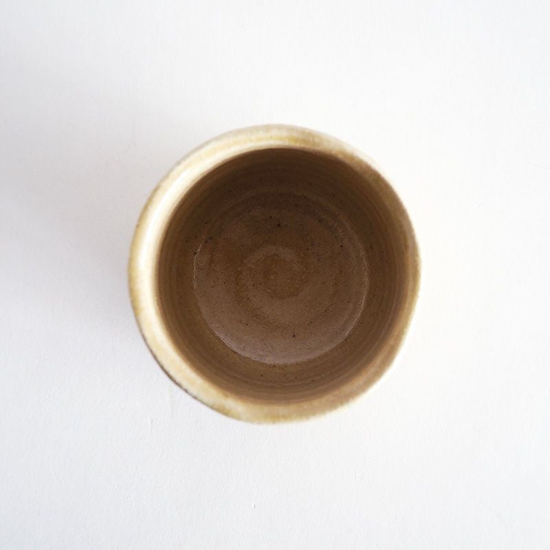 黄褐色の色合いが特徴的な黄瀬戸