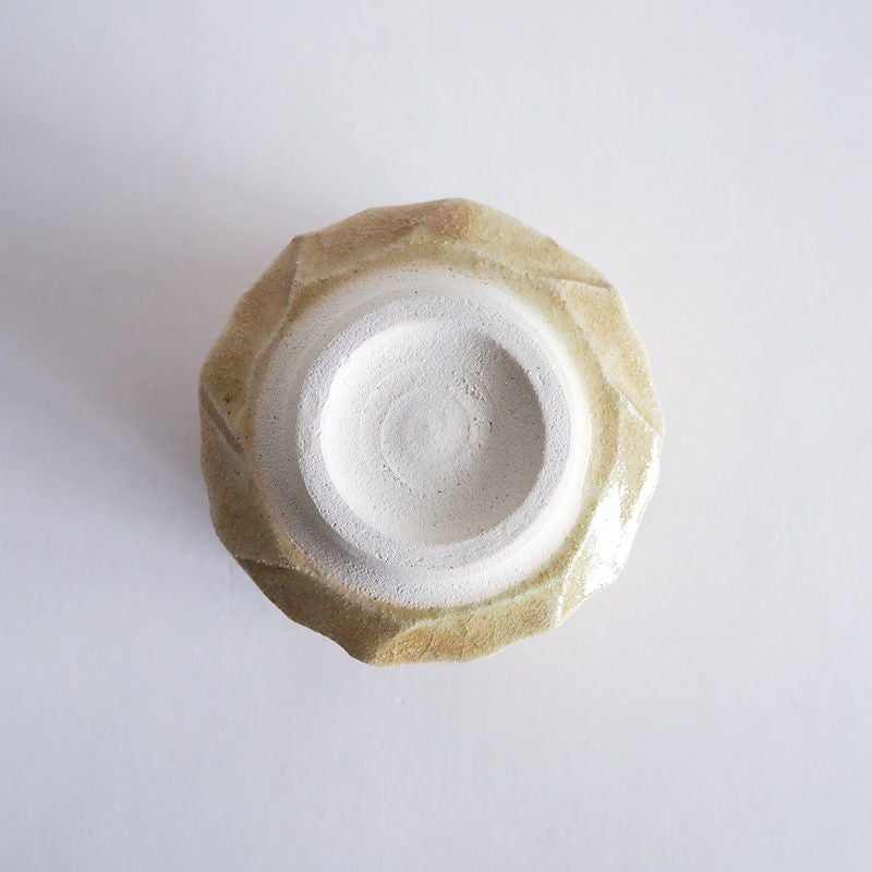 高台の素焼きがアクセントになっています