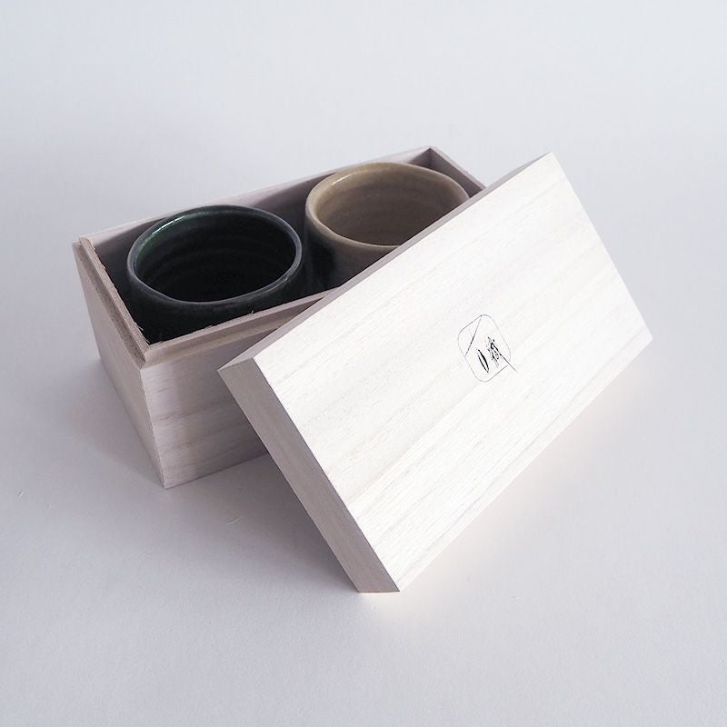 桐箱に収められ贈り物におすすめです