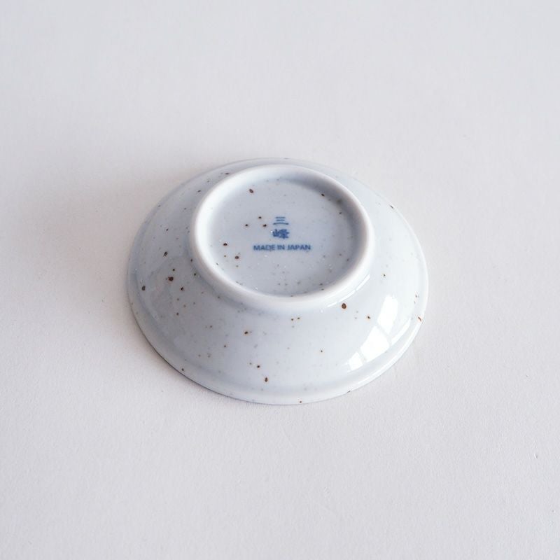 シンプルで素朴な風合いの小皿です