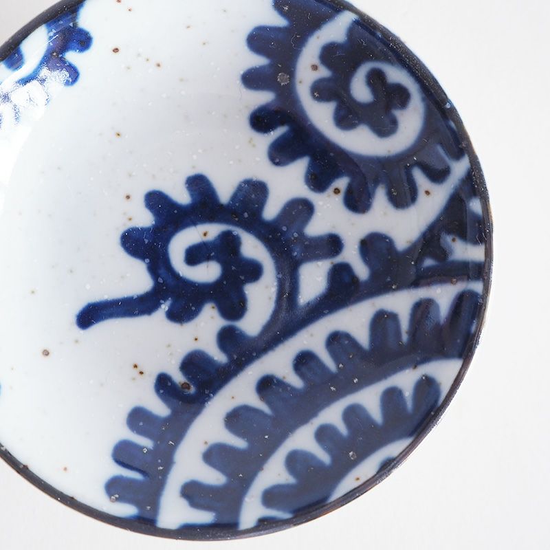 藍色の染付が絵柄とマッチしています