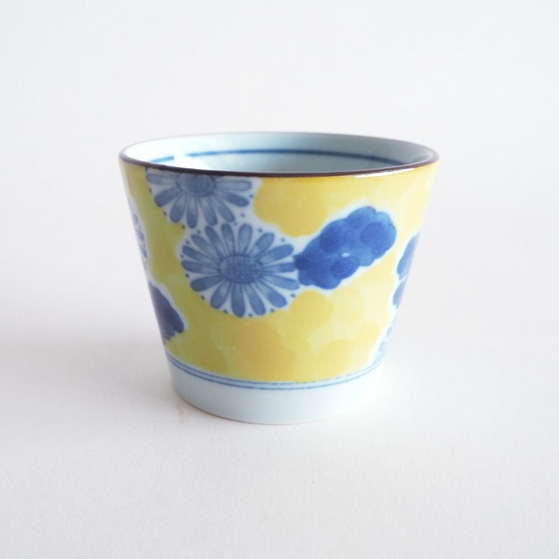 黄地に草花を描いたそば猪口です