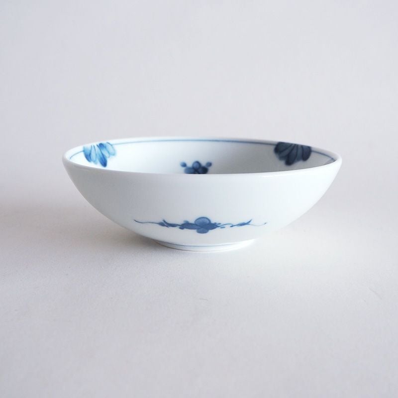 藍色を基調とした古伊万里調の器です