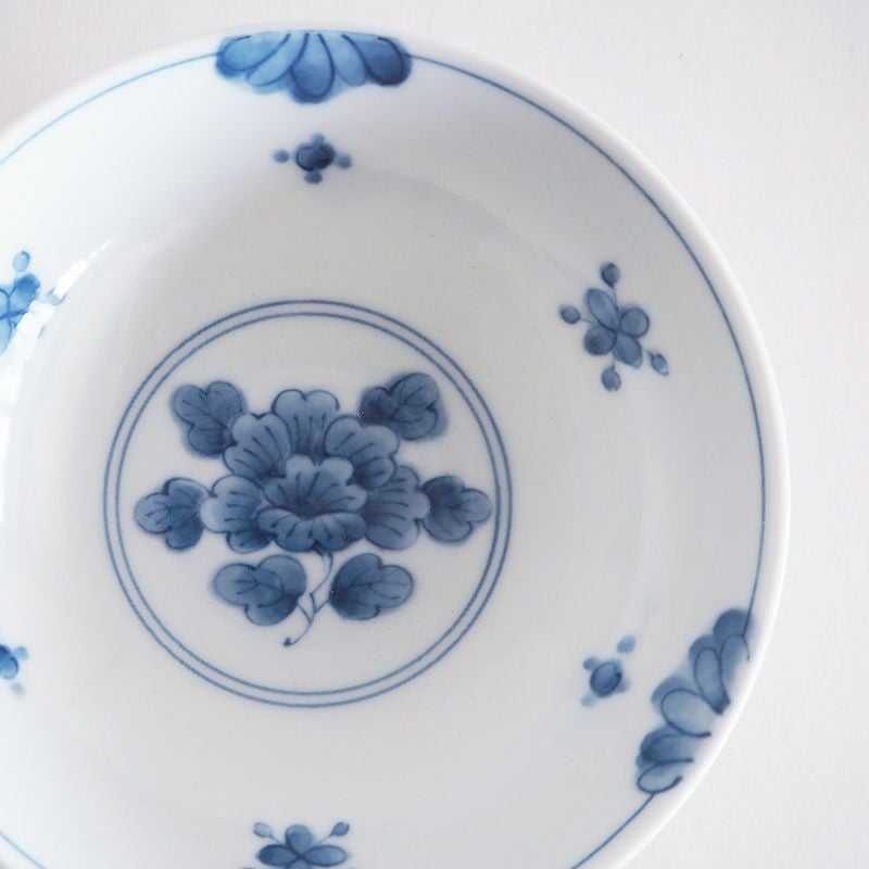 藍色の濃淡で描かれた牡丹