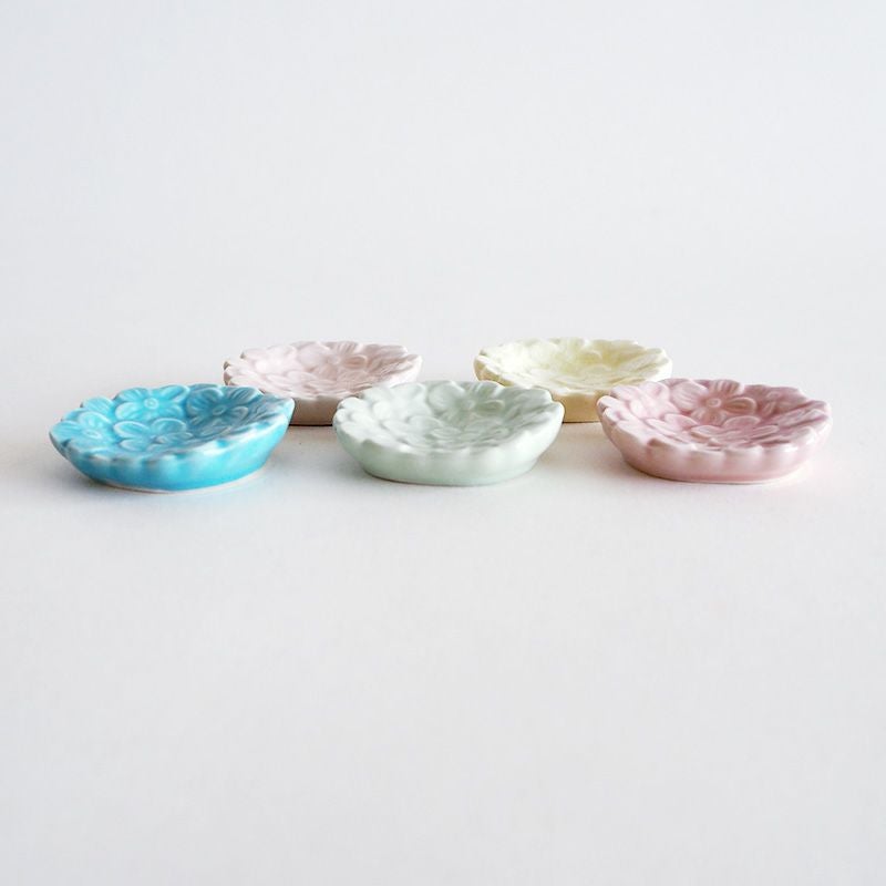 窪みがあり箸を置きやすい形状です