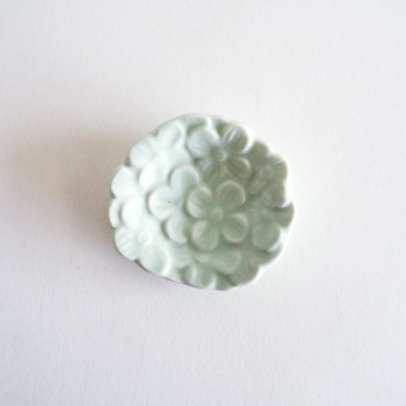 くすんだ淡いグリーン