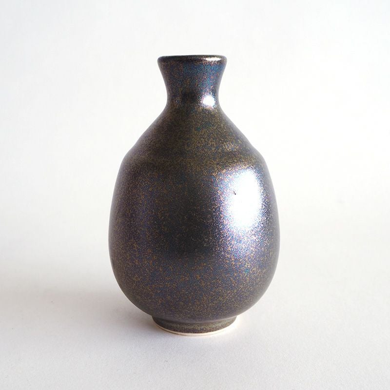 重厚な光沢が美しい酒器です