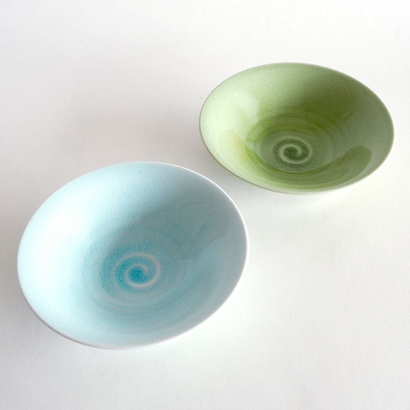 翡翠のような透明感のある鉢です