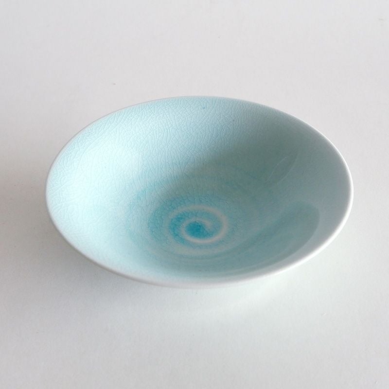 透き通るような爽やかなブルーが印象的