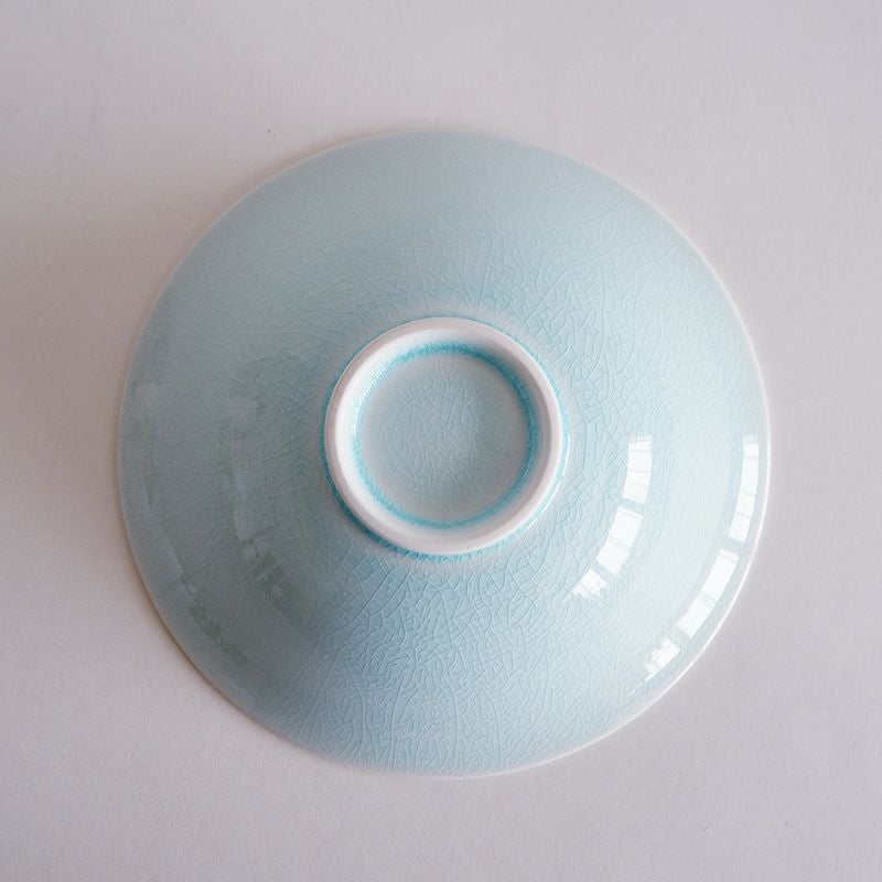 スタイリッシュな形状の鉢です