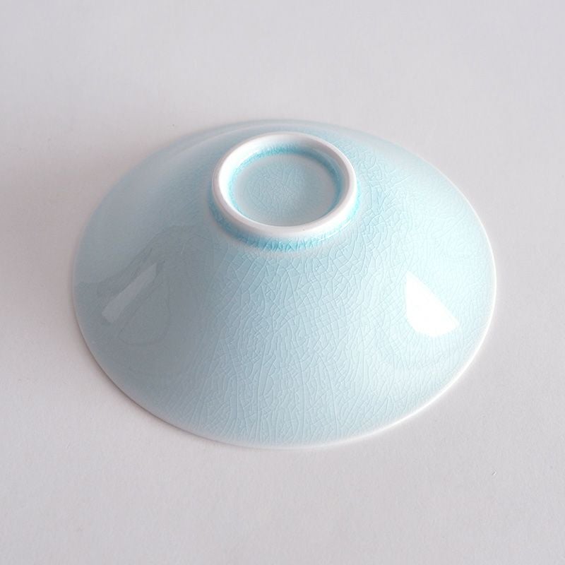 スタイリッシュな形状の鉢です