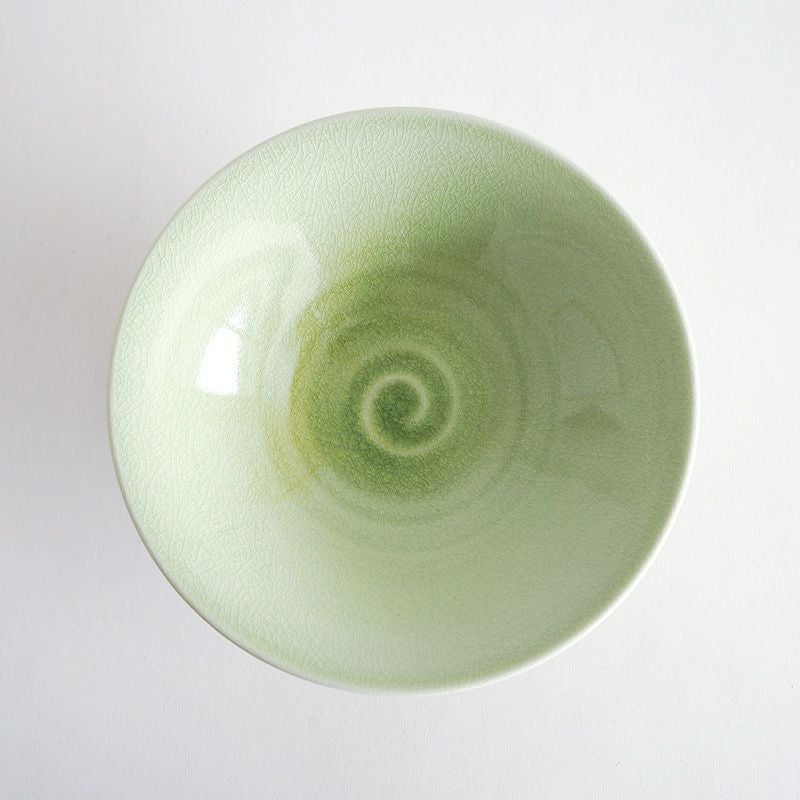 中央に渦を巻くような模様があります