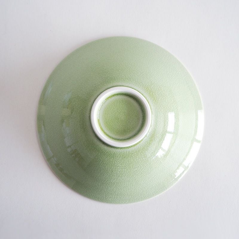 スタイリッシュな形状の鉢です