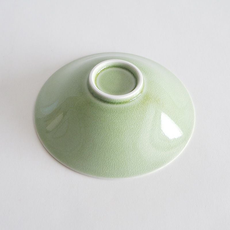 スタイリッシュな形状の鉢です