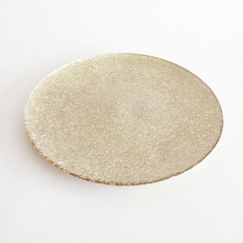 透明感のあるガラスに無数の細かな線の加工が施されたプレートです