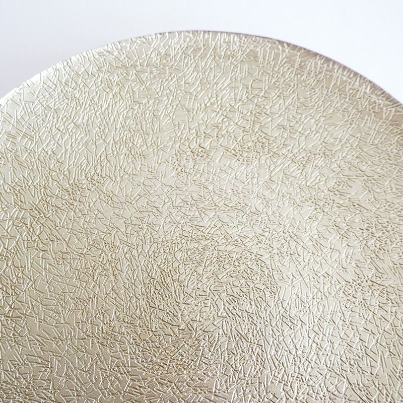 細かな線の加工が煌びやかで高級感を感じさせます