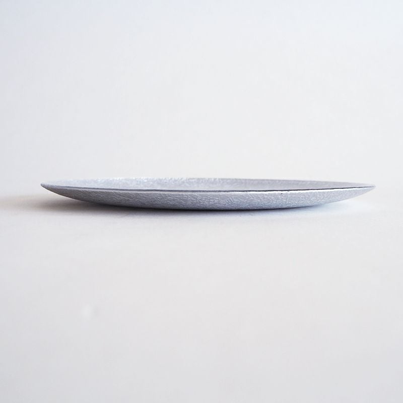 薄い形状は料理を美しく魅せます