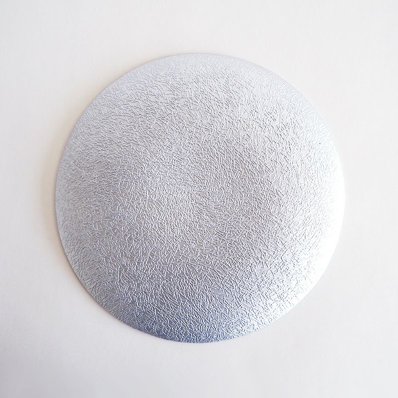 裏は艶消しのシルバーになっています