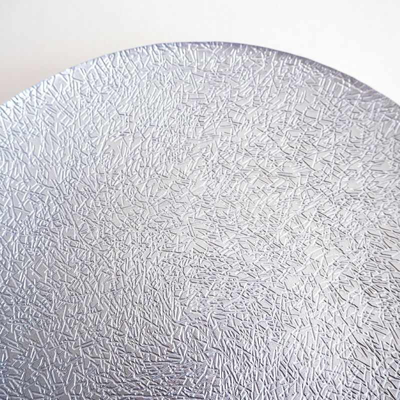 細かな線の加工が煌びやかで高級感を感じさせます