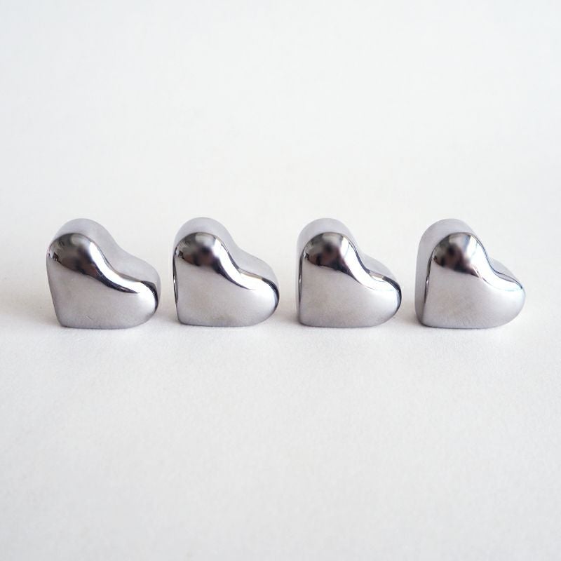 アイスキューブは何度でも繰り返し使用できる、ステンレス製の溶けない氷です