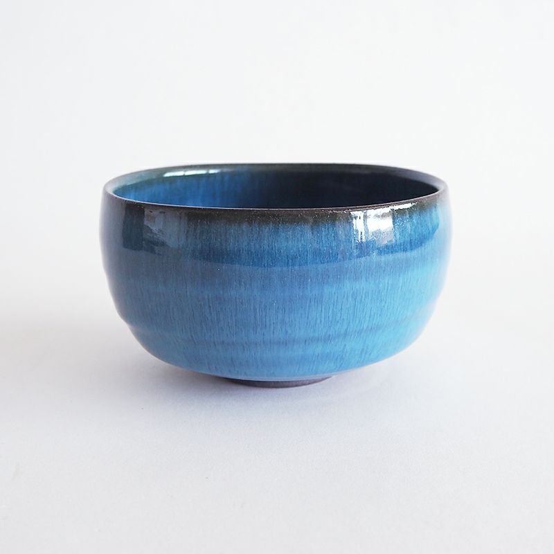 稲わら焼いて得られる灰を使った釉薬の器です