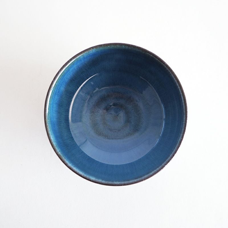 滲んだ青が印象的な抹茶碗です