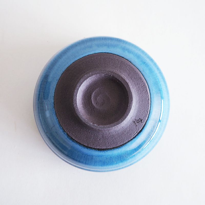 高台の茶色がアクセントとなっています