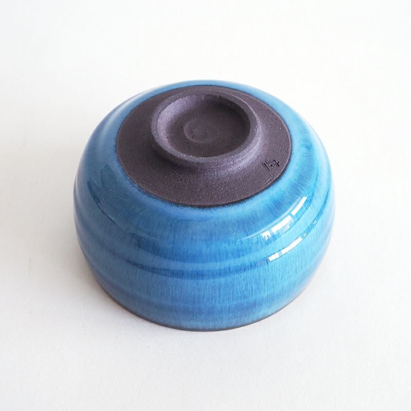 高台の茶色がアクセントとなっています