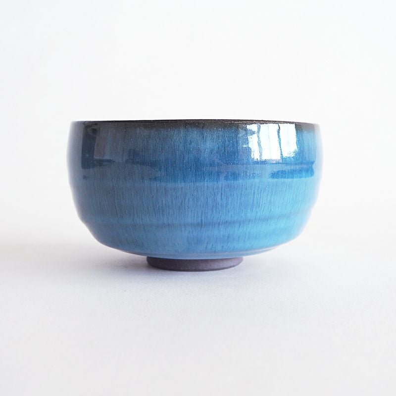 光沢のある青色が美しい