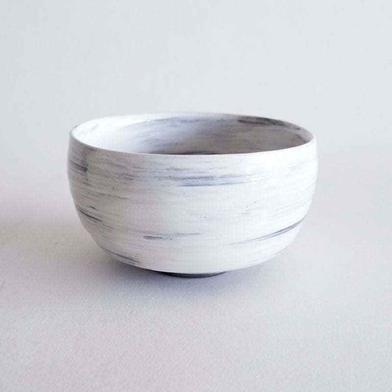 白い刷毛目模様が印象的な抹茶碗です
