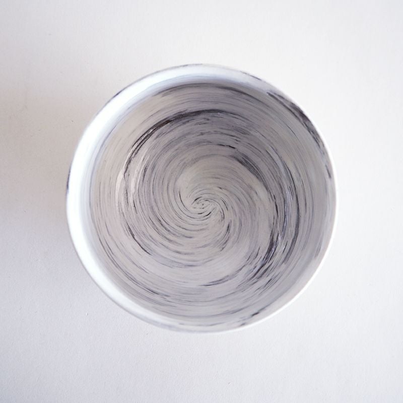 内側は渦を巻いているような模様になっています