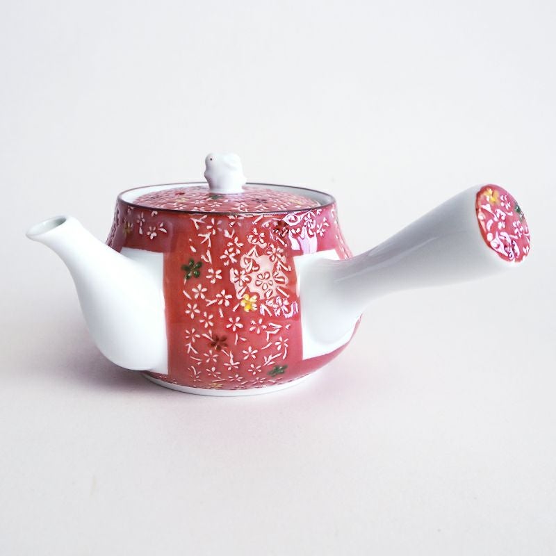 小花がかわいらしい急須です