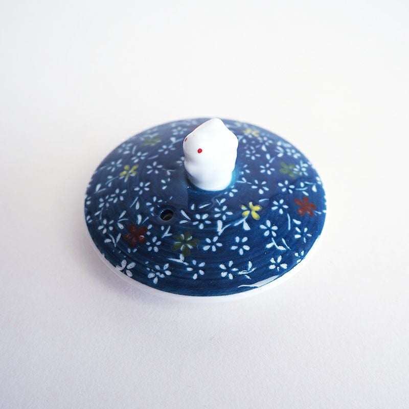 蓋の摘まみもうさぎになっています