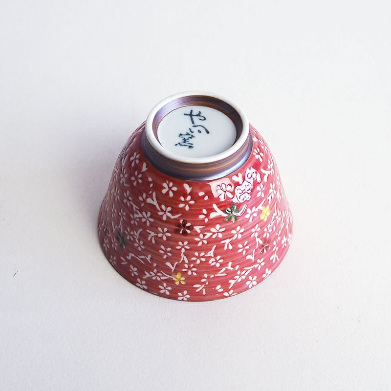 つるりとした質感で持ちやすい器です