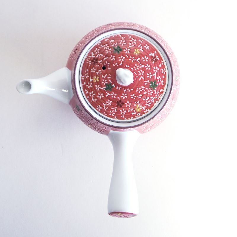 蓋にも花の絵柄が入ります