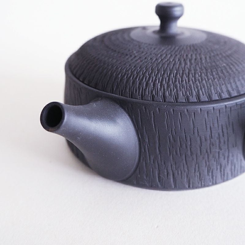 重厚な黒泥のマットな仕上げの急須です