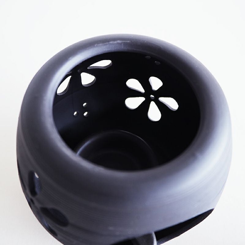 中の皿でロウソクを灯し茶葉を燻ります