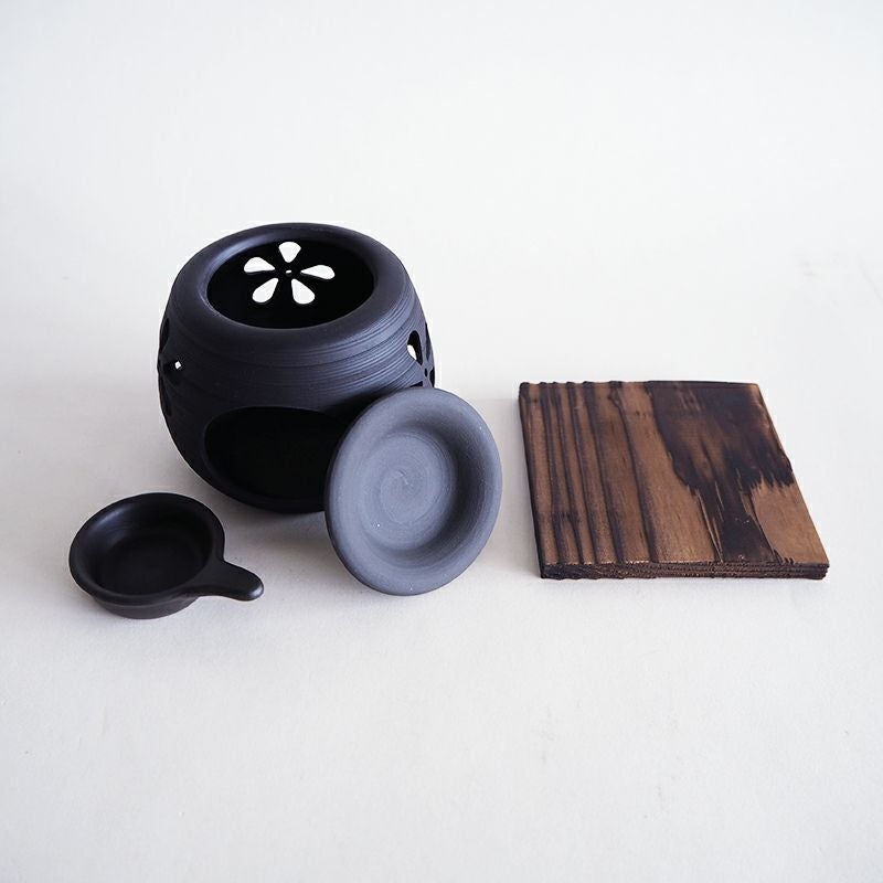 皿、香炉、燭台、台座の4点セットです