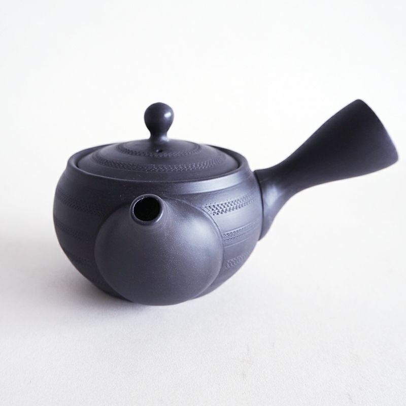 陶聖 黒ツバ 丸ルレット 急須｜和食器通販｜織部 Online Store【公式】