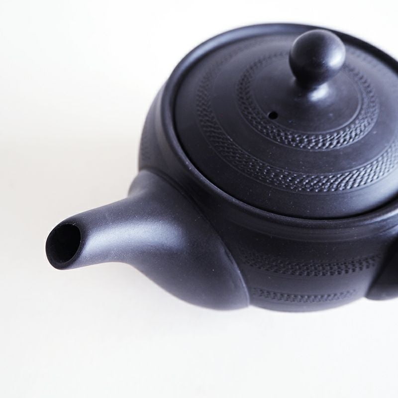 陶聖 黒ツバ 丸ルレット 急須｜和食器通販｜織部 Online Store【公式】