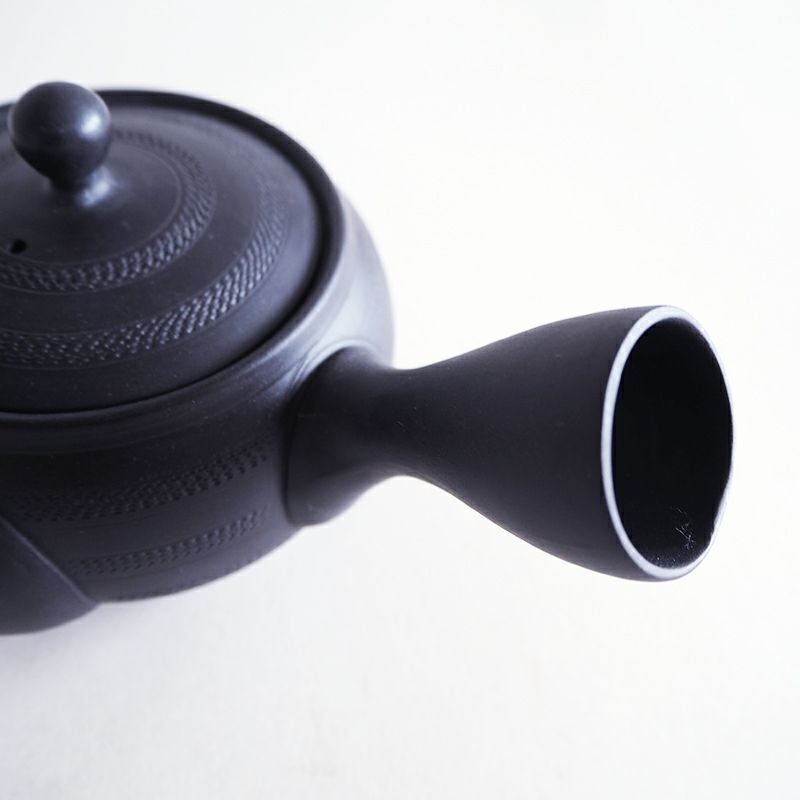 持ちやすい横手の急須です