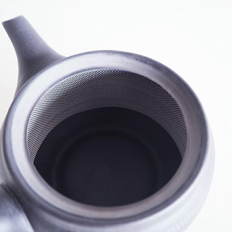 内側には帯状に茶こしが貼り付けられています