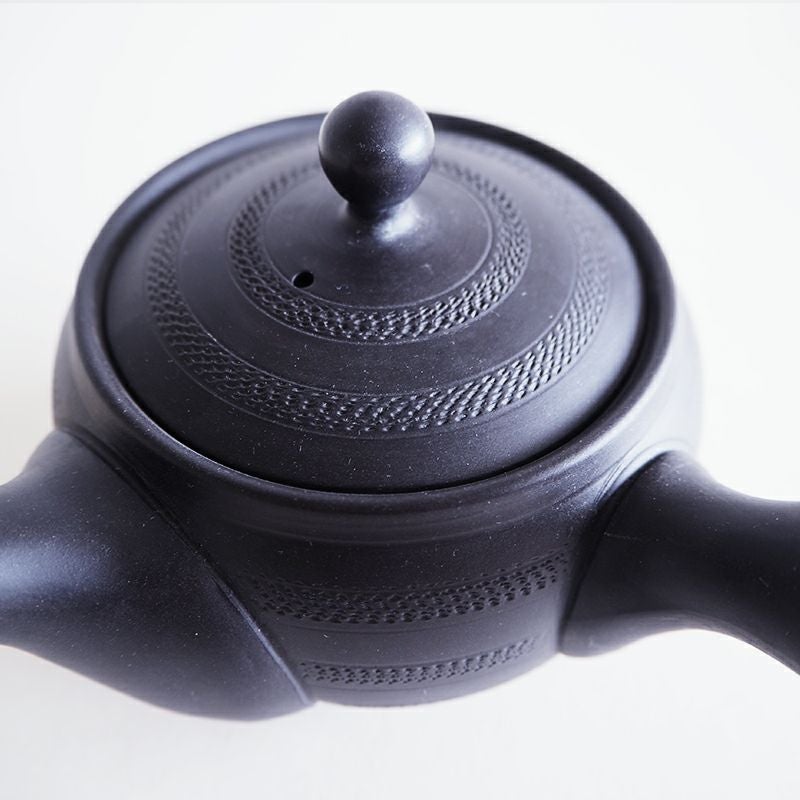 蓋と側面に帯状のラインが装飾されています