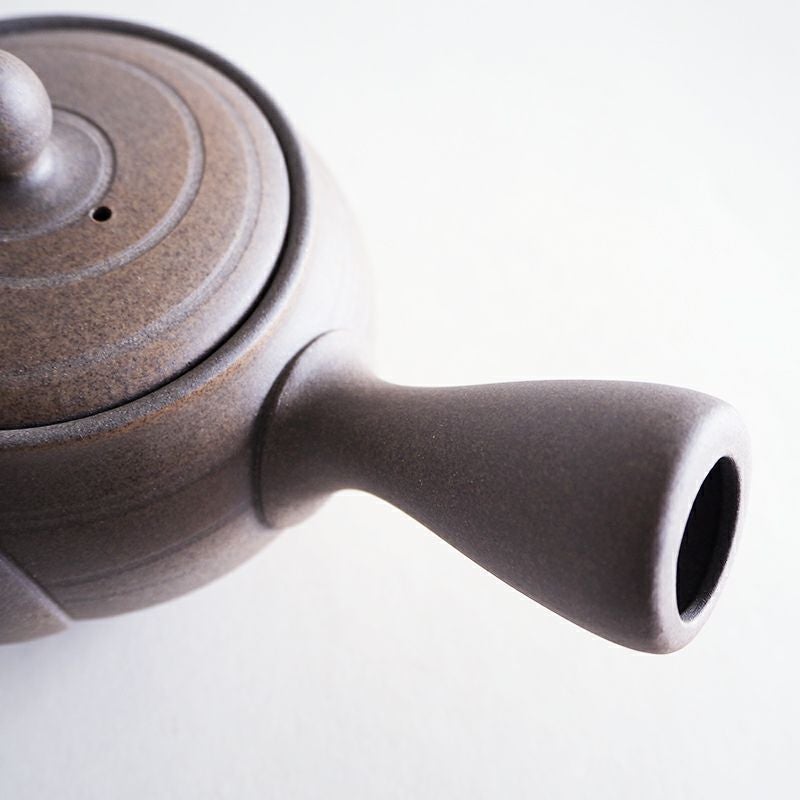 持ちやすい横手の急須です