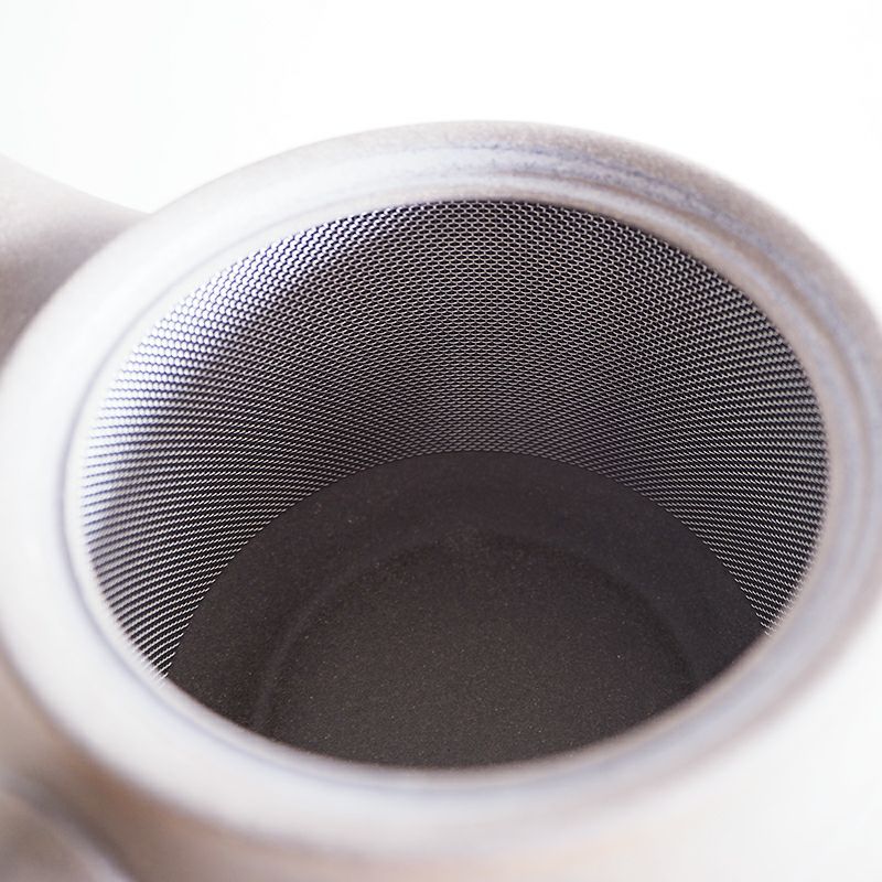 内側には帯状に茶こしが貼り付けられています