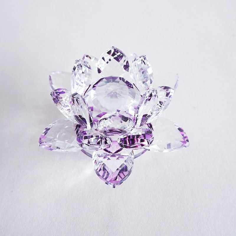 繊細にカットされたガラスが美しく光を通します