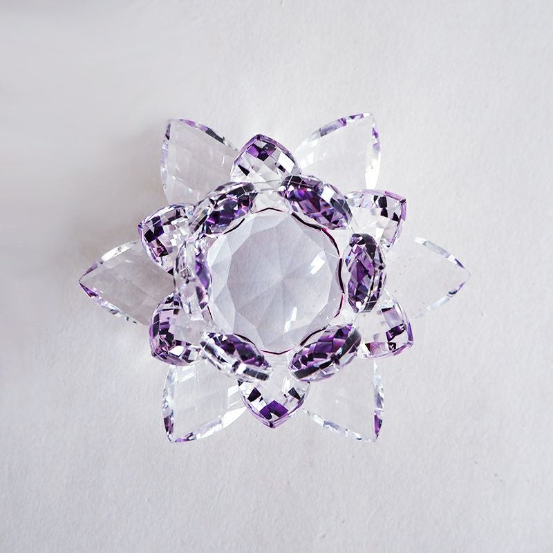 繊細にカットされたガラスが美しく光を通します