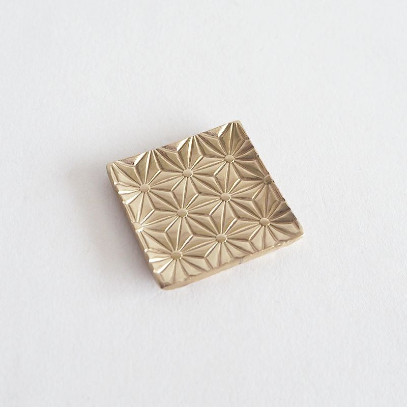 伝統紋様の麻の葉が刻まれた箸置きです